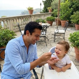 Padre alimentando a su hijo